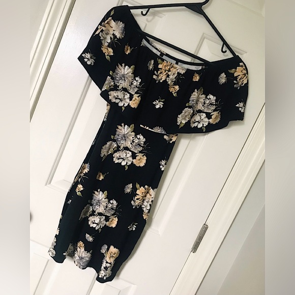 🆕🔥CHARLOTTE RUSSE BEAUTIFUL OF SHOULDER OR ON SUPER CUTE MINI DRESS NWOT - Picture 6 of 9